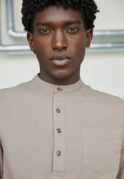 Pier One CamiciaTaupe Uomo Camicie PI922DA24-B11 -Pier One 02bf2dafeb9f48aca132a39f3c9562ef scaled