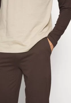 Pier One PigiamaBrown Uomo Per La Notte PI982M043-O11 9 Pier One PigiamaBrown Uomo Per La Notte PI982M043-O11 -Pier One 0d4e287a2c4d4010907ca33e67ca1b31 scaled