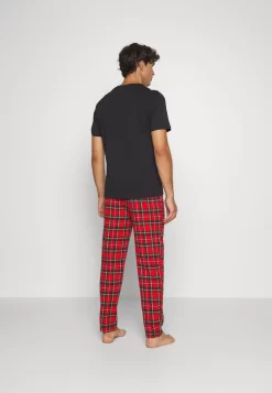 Pier One SinglePigiamaBlack/Red Uomo Per La Notte PI982M047-Q12 9 Pier One SinglePigiamaBlack/Red Uomo Per La Notte PI982M047-Q12 -Pier One 1d3cc9eeada148de9184da705c62a6b3 scaled