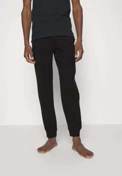 Pier One 2 PackPantaloni Del PigiamaDark Blue/Black Uomo Per La Notte PI982L00I-K15 8 Pier One 2 PackPantaloni Del PigiamaDark Blue/Black Uomo Per La Notte PI982L00I-K15 -Pier One 3b92600f8b6e4331a5e79b78b1e6ab48 scaled