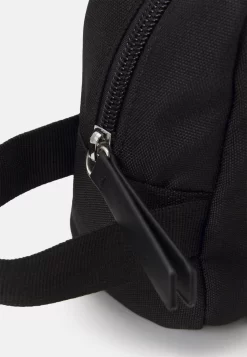 Pier One TrousseBlack Uomo Borse PI952H06N-Q11 -Pier One 3d010853bd374b4f84db8b0a35a8b289 scaled