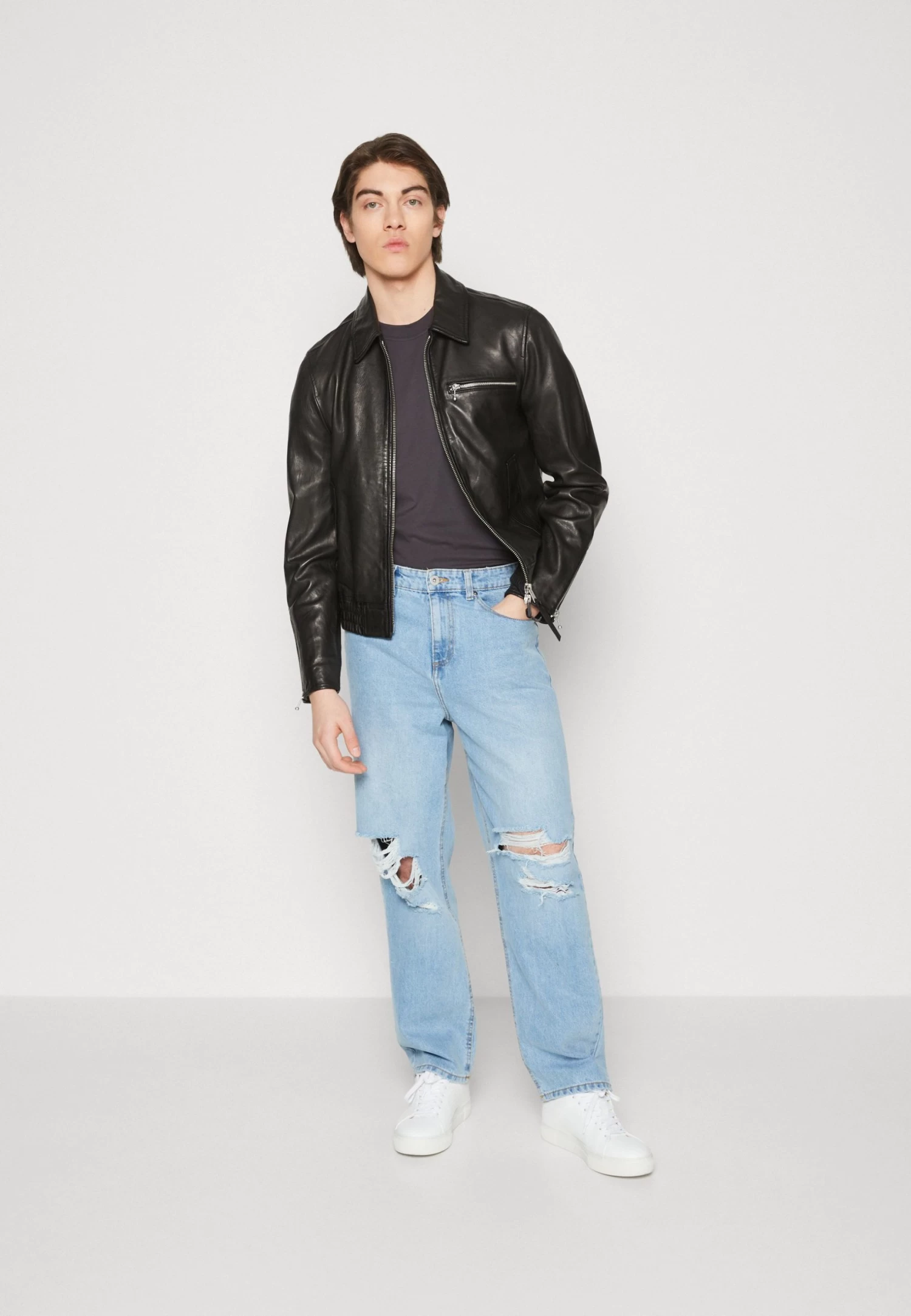 Pier One Distress On KneesJeans BaggyLight Blue Denim Uomo Jeans PI922G04N-K11 2 Pier One Distress On KneesJeans BaggyLight Blue Denim Uomo Jeans PI922G04N-K11 - immagine 2