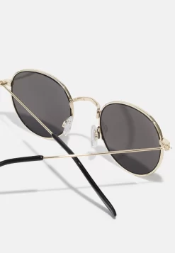 Pier One UnisexOcchiali Da SoleBlack/Gold Uomo Occhiali Da Sole PI954K02D-Q12 6 Pier One UnisexOcchiali Da SoleBlack/Gold Uomo Occhiali Da Sole PI954K02D-Q12 -Pier One 7069e7f182e7433fa78a51506b246f89 scaled