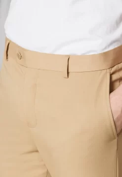Pier One PantaloniBeige Uomo Completi E Cravatte PI922E057-B11 -Pier One 901da9459bae488b8dc6716e4f1a5a75 scaled