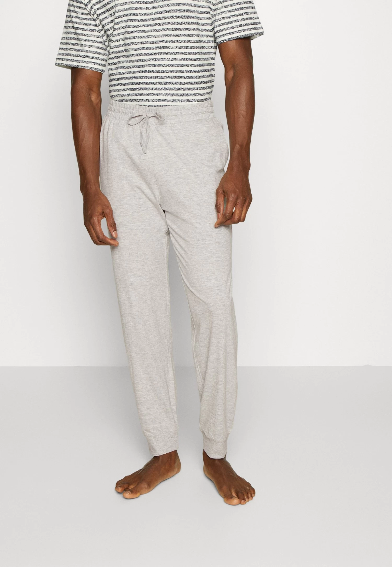 Pier One 2 PackPantaloni Del PigiamaDark Blue/Mottled Light Grey Uomo Per La Notte PI982L00I-K16 2 Pier One 2 PackPantaloni Del PigiamaDark Blue/Mottled Light Grey Uomo Per La Notte PI982L00I-K16 - immagine 2