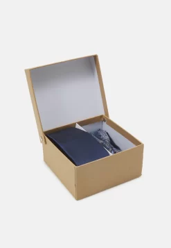 Pier One SetCravattaDark Blue Uomo Cravatte E Accessori PI952R03E-K11 -Pier One 9f0c9c901ffb47ccaba643bd0838aa41 scaled