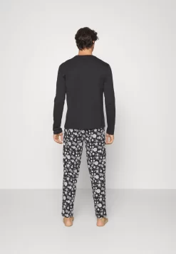 Pier One PigiamaBlack Uomo Per La Notte PI982M048-Q11 8 Pier One PigiamaBlack Uomo Per La Notte PI982M048-Q11 -Pier One b38e4dc8198d429085b0be2b489b5238 scaled