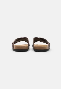 Pier One Unisex - Pantofole - Brown -Pier One b64bd94841374f58a4a8e2cf13040258 scaled