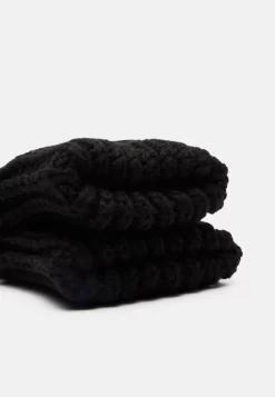 Pier One SetSciarpaBlack Uomo Cappellie Berretti PI952G01R-Q11 -Pier One c92365d50605499f8894d8134b71f297 scaled