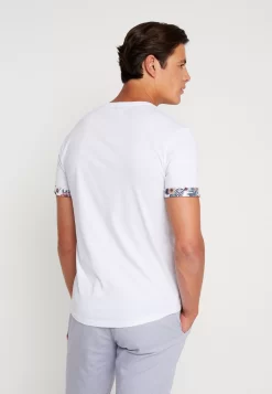 Pier One T-Shirt Con StampaWhite Uomo T-shirt E Polo PI922O0BZ-A11 -Pier One d8ac71e6cb7b429d8a49717f3f6be15b scaled