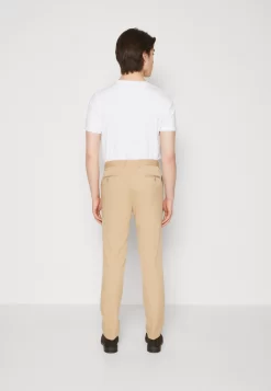 Pier One PantaloniBeige Uomo Completi E Cravatte PI922E057-B11 -Pier One e472b5f0e2d248449d523022932cd784 scaled