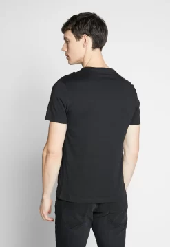 Pier One 3 PackT-Shirt BasicBlack/White/Blue Uomo T-shirt E Polo PI922O0GQ-Q13 8 Pier One 3 PackT-Shirt BasicBlack/White/Blue Uomo T-shirt E Polo PI922O0GQ-Q13 -Pier One e7497b751f8c4bd498980e2ffe8f6ae0 scaled