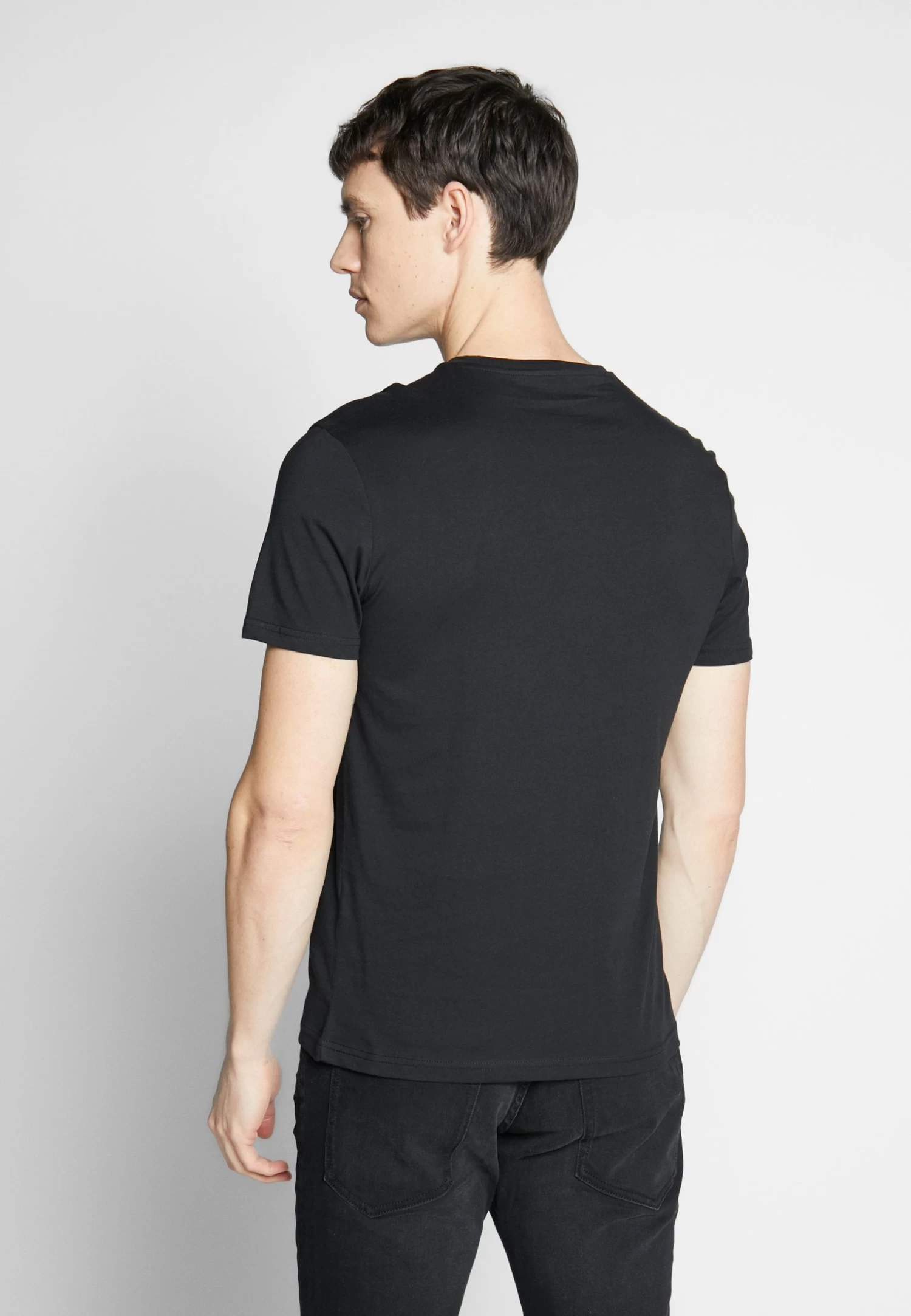 Pier One 3 PackT-Shirt BasicBlack/White/Blue Uomo T-shirt E Polo PI922O0GQ-Q13 4 Pier One 3 PackT-Shirt BasicBlack/White/Blue Uomo T-shirt E Polo PI922O0GQ-Q13 - immagine 4