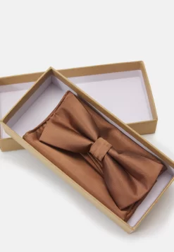 Pier One SetFazzoletti Da TaschinoBrown Uomo Completi E Cravatte PI952R03B-O11 8 Pier One SetFazzoletti Da TaschinoBrown Uomo Completi E Cravatte PI952R03B-O11 -Pier One e8534b78630b4dea9b4261770a1ca0c0 scaled